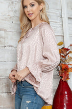 Load image into Gallery viewer, Plus Leopard Long Sleeve Keyhole Top